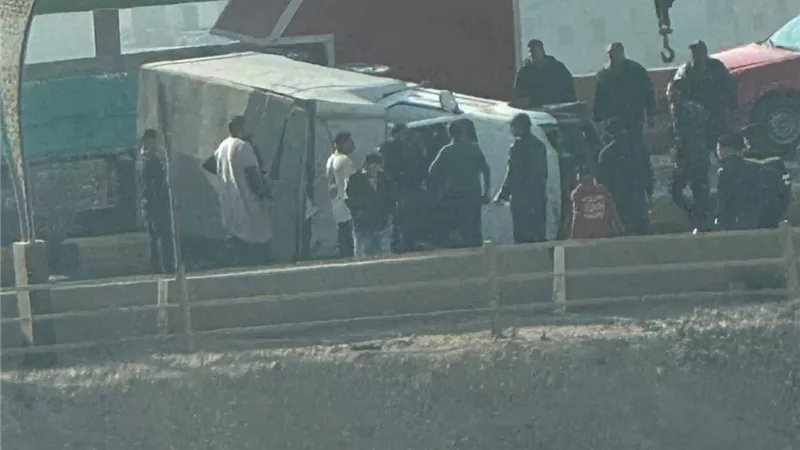 إصابة شخص بانقلاب سيارة ربع نقل في المنيا