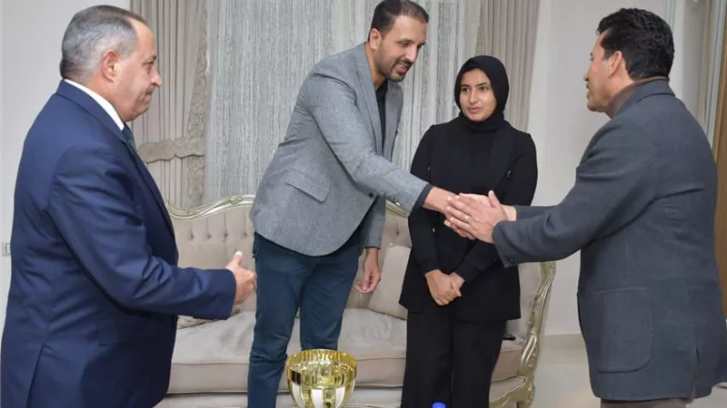 وزير الشباب ومحافظ بورسعيد يقدمان واجب العزاء في وفاة السباح يوسف محمد بمنزله ببورسعيد