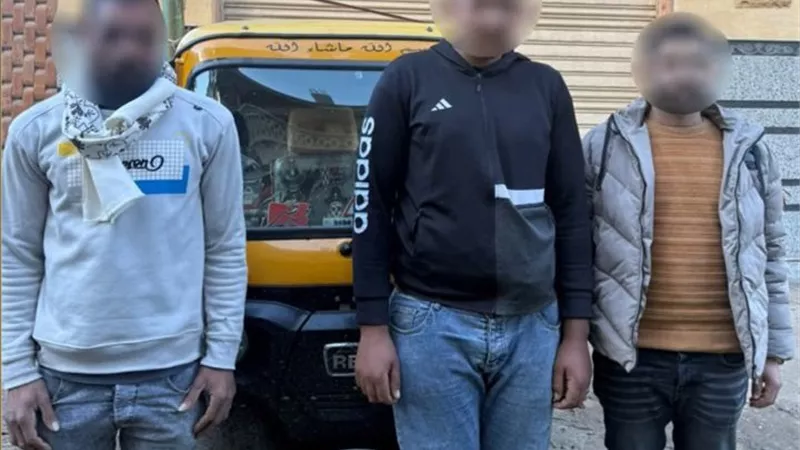 ضبط 3 أشخاص بمركبة «توك توك» يدفعون الناخبين للتصويت بسيدي سالم