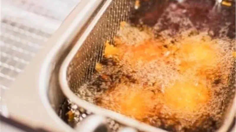 إعادة استخدام زيت القلي.. عادة شائعة بمخاطر صحية جسيمة