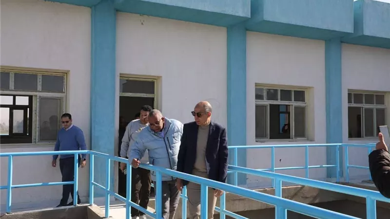 محافظ المنيا يتفقد إنشاءات مأخذ ومحطة تنقية مياه جنوب ملوي بطاقة 450 لتر/ثانية