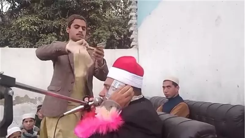 نقطة على القرآن.. فيديو يهزّ باكستان ويُفجّر الغضب حول القارئ محمد الملاح