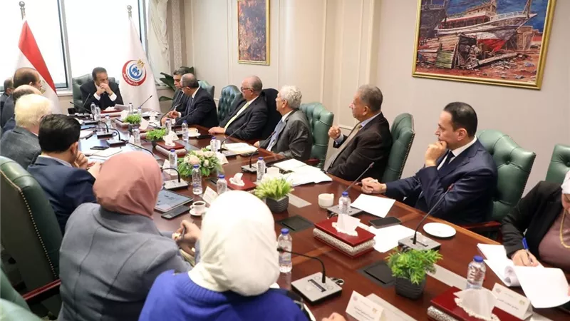 توطين الصناعات الدوائية.. تفاصيل لقاء وزير الصحة وممثلي قطاعات وهيئات الدولة المعنية