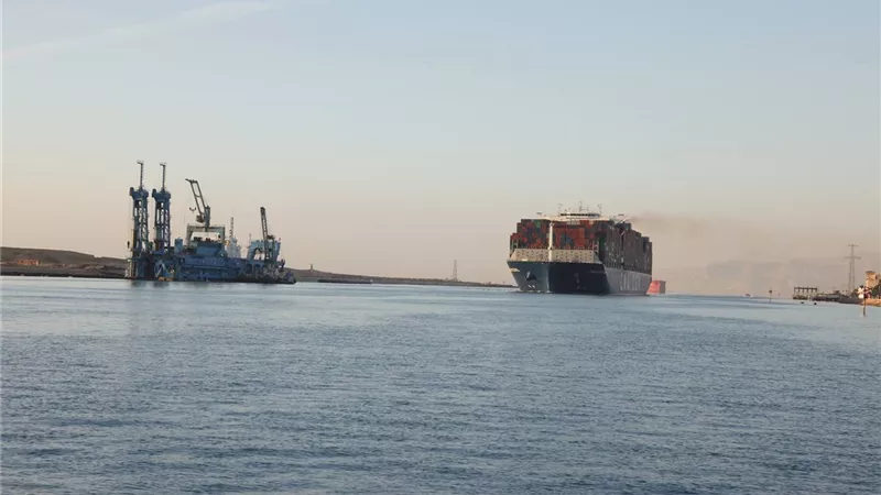  قناة السويس تشهد عبور سفينة الحاويات العملاقة CMA CGM JACQUES SAADE 