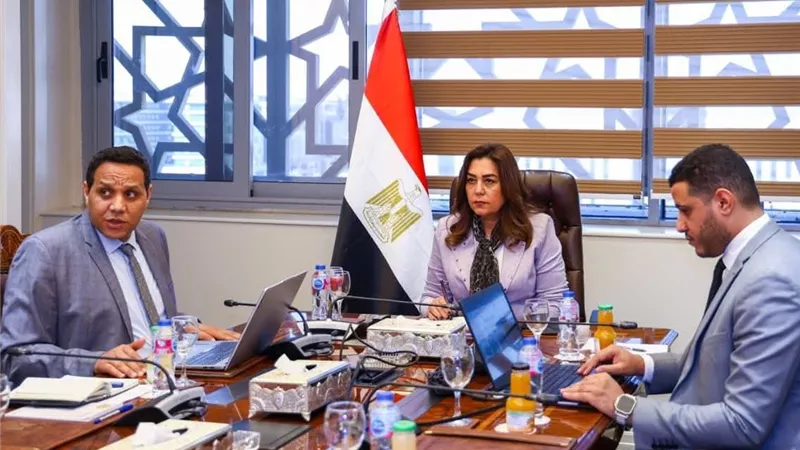 وزيرة التنمية المحلية تتابع موقف تنفيذ وتشغيل مشروعات الإدارة المحلية بـ