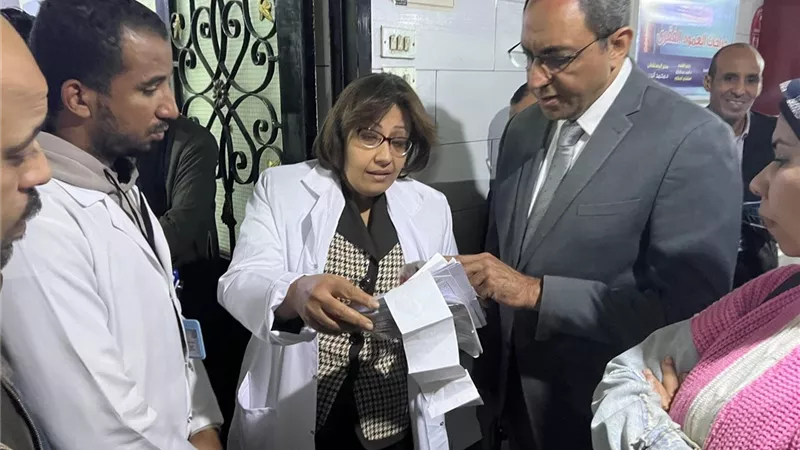 محافظ قنا يفاجئ المستشفى العام لمتابعة الخدمات الصحية ويوجه بمواجهة الشائعات