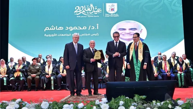 جامعة القاهرة تحتفل بعيد العلم في نسخته العشرين وتُكرّم 45 من علمائها بحضور كبار رجال الدولة