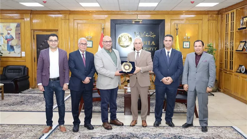 رئيس جامعة المنيا يستقبل خريجي الهندسة الناجحين لتعزيز التعاون مع شركاتهم