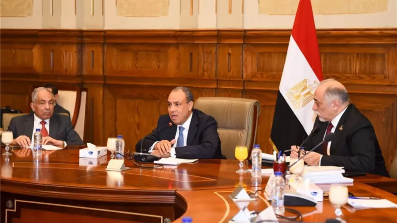 وزير الخارجية يجتمع مع أعضاء لجنة حقوق الإنسان والتضامن الاجتماعي بمجلس الشيوخ