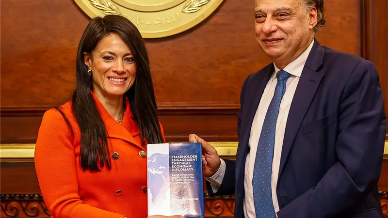وزيرة التخطيط تُسلم وزارة خارجية الشيوخ نسخة من كتاب 