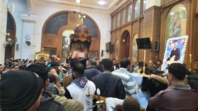الحزن يخيم على بني مزار.. تشييع جثمان مينا جاد ضحية الهجرة غير الشرعية بالمنيا