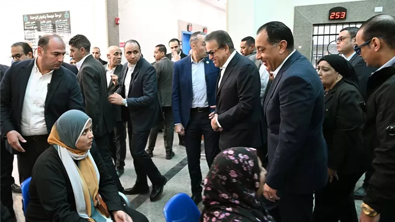 رئيس الوزراء يجري حوارًا مع المواطنين بمركز طب الأسرة للوقوف على احتياجاتهم الصحية