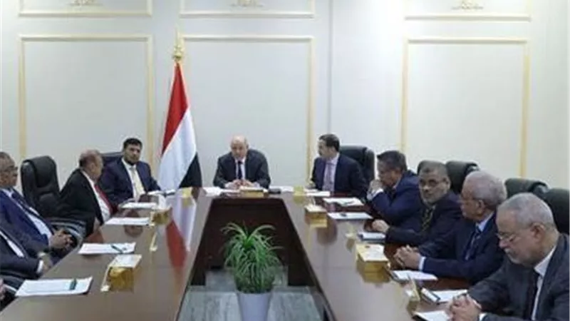 اليمن يطلب تدخل التحالف سريعًا لحماية المدنيين ووقف التصعيد شرق البلاد.. العليمي يحذر من تداعيات خطيرة على أمن المنطقة