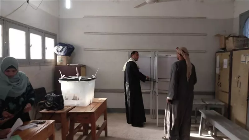 انتخابات مجلس النواب.. بدء توافد الناخبين في لجان الاقتراع بدار السلام بسوهاج