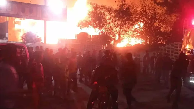  الدفع بـ15 سيارة إطفاء.. إخماد حريق هائل التهم مخازن خشب على مساحة 3 آلاف متر بالمرج (صور)