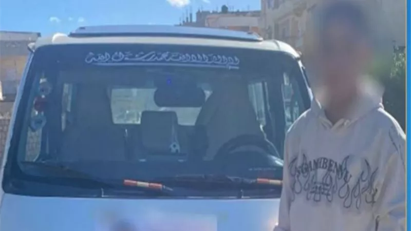 ضبط سيارة ميكروباص تحمل دعاية انتخابية مخالفة في إدكو بالبحيرة