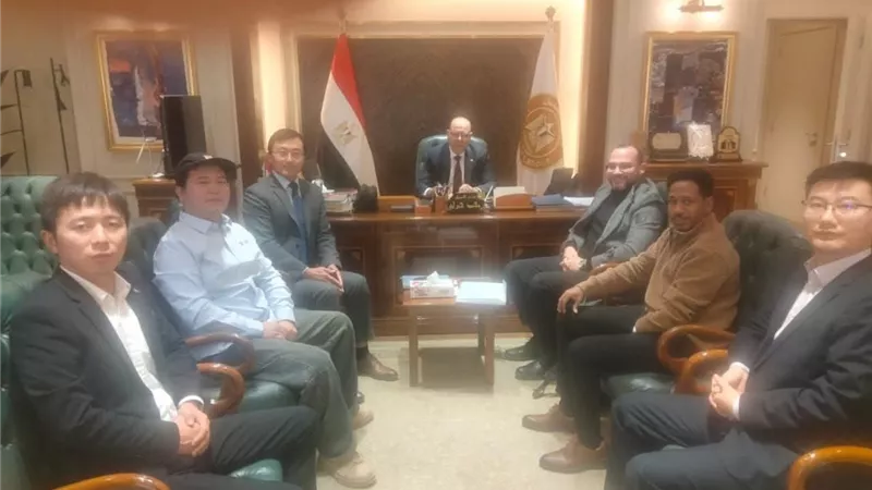 وزير العمل يشيد بسرعة استجابة شركة «باور تشاينا» لتوفيق أوضاع العمالة الأجنبية 