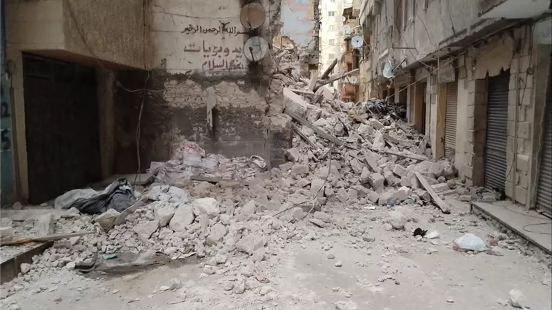 سقوط جزء منه على سيارة.. تفاصيل جديدة وراء انهيار عقار الجمرك بالإسكندرية 