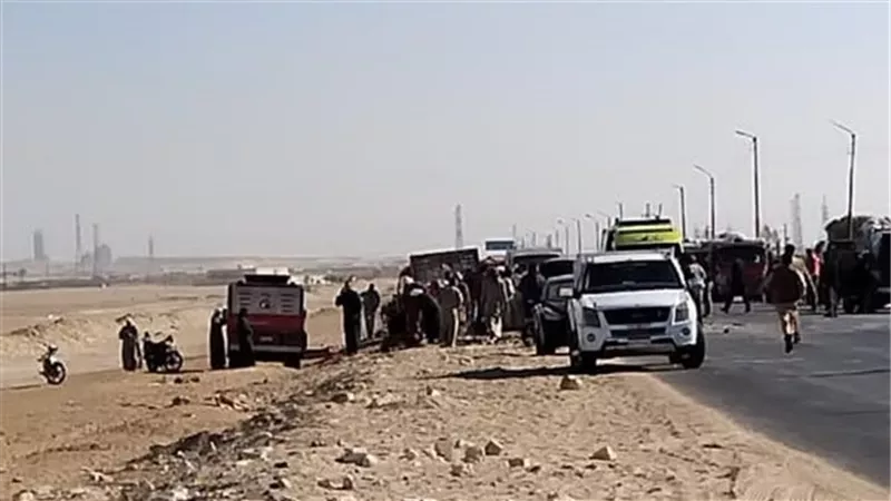 مصرع 4 أشخاص وإصابة 6 في تصادم سيارتين نقل بالطريق الصحراوي الغربي بالمنيا