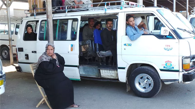 انتقاد حزبي لقرار محافظ البحيرة بشأن ركوب السيدات بمركبات الأجرة: مساس بالقيم الدستورية