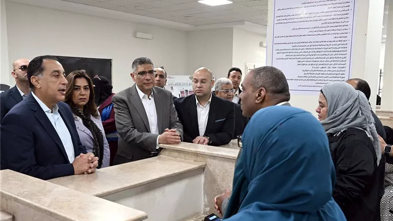 رئيس الوزراء يتفقد مجمع خدمات المواطنين 