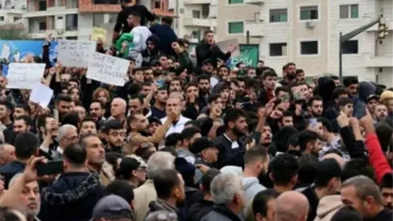الساحل السوري يشتعل بالمظاهرات.. دعوات لـ“تقرير المصير” واحتكاكات في اللاذقية وسط استنفار أمني