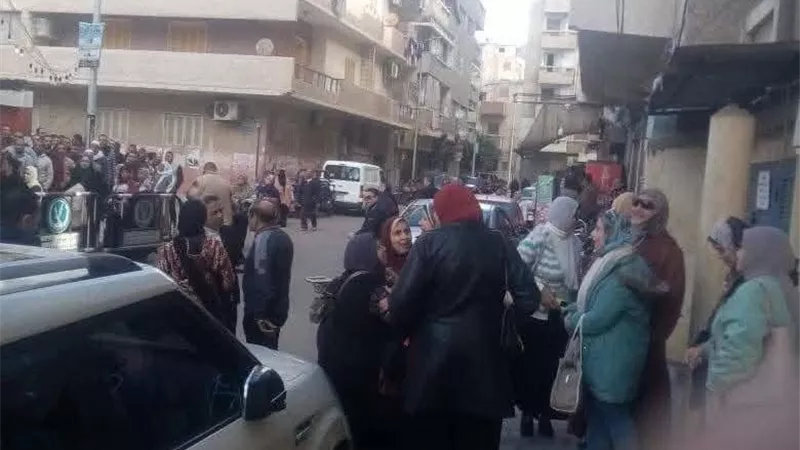 في طوابير طويلة.. الناخبون ينتظرون الإدلاء بأصواتهم أمام اللجان الانتخابية بالبحيرة