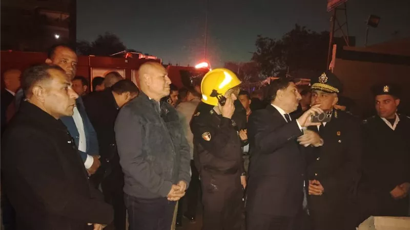 محافظ القاهرة يتابع ميدانيًا حريق مخزن الاخشاب بالمرج والحماية المدنية تسيطر عليه دون إصابات