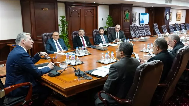 وزير البترول يعقد اجتماعًا موسعًا لمتابعة وتعجيل مشروعات زيادة إنتاج الغاز خلال العام الجديد
