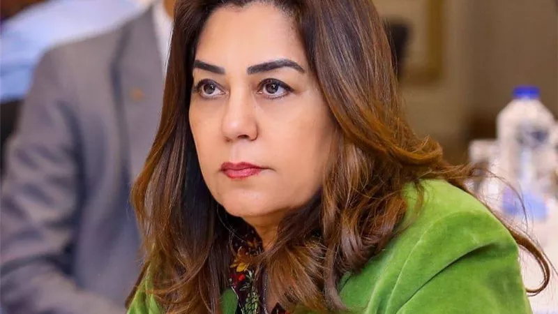 عوض: تشميع محلات غير مرخصة وإزالة إشغالات على الأرصفة لتسهيل حركة المارة والسيارات