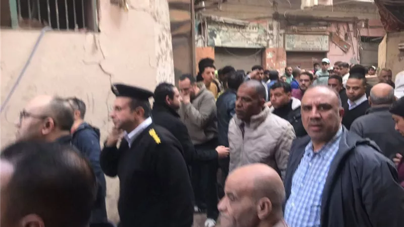 انتشال 4 مصابين حتي الآن من أسفل عقار إمبابة المنهار 