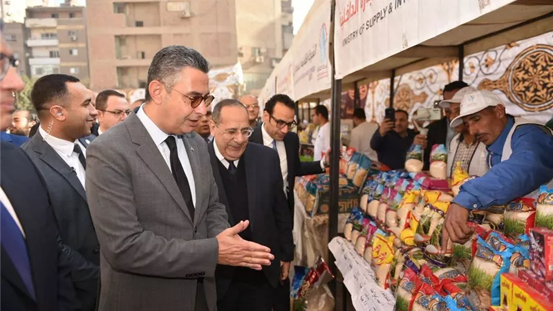 لمواجهة جشع التجار.. محافظ الجيزة يدعو المواطنين لزيارة أسواق اليوم الواحد
