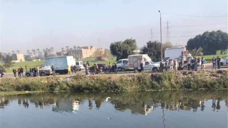 مصرع 3 أشخاص إثر سقوط ميكروباص في ترعة المريوطية بالبدرشين