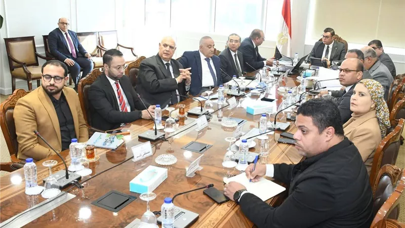وزير الإسكان يبحث تطوير منظومة النقل الداخلي بعدد من المدن الجديدة