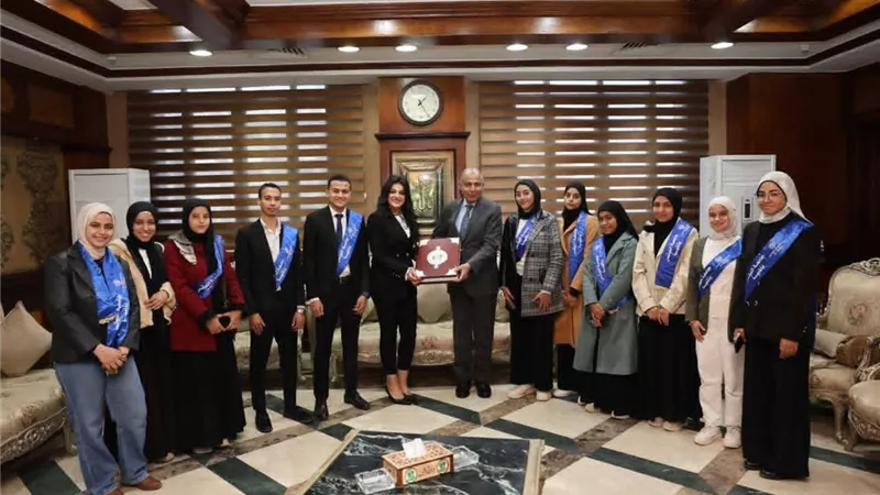 محافظ المنيا يلتقى الطلاب الفائزين بمنح «جامعة اللوتس» ويحثهم على مواصلة التميز