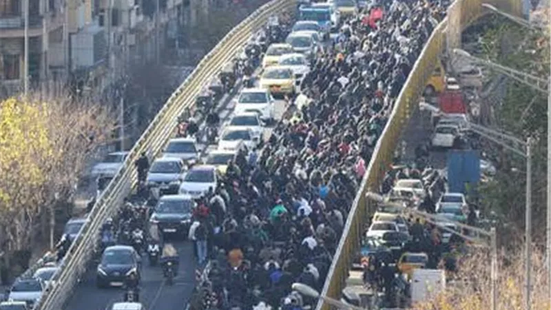 طهران تفتح الحوار مع المحتجين وتحذر من استغلال الشارع.. القضاء يتعهد برد حاسم على محاولات زعزعة الاستقرار