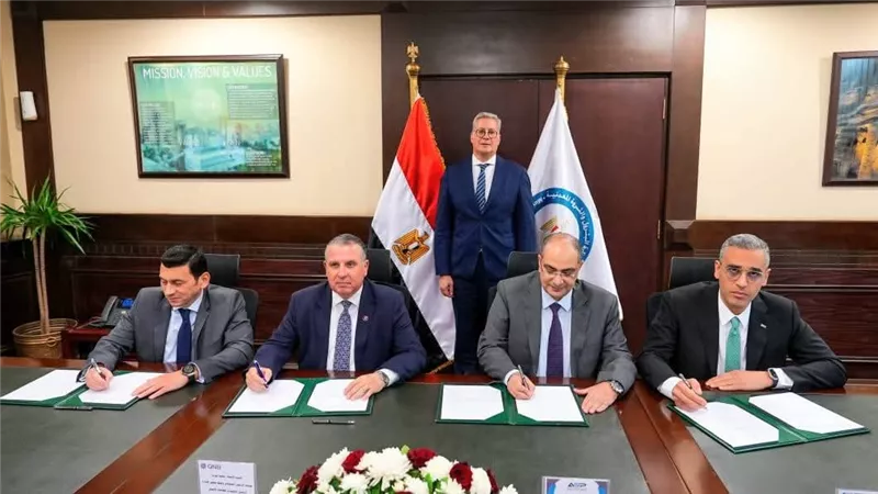 140 مليون دولار.. وزير البترول يشهد توقيع عقد تمويل مجمع إنتاج السيليكون المعدني