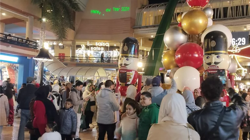 ملابس بابا نويل والرسم على الوجه وشجرة الكريسماس.. مظاهر الفرحة والاحتفال بالسنة الجديدة في الإسكندرية 