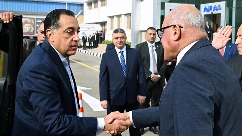 رئيس الوزراء يتفقد أعمال تطوير مصنع عربات السكك الحديدية ومترو الأنفاق 