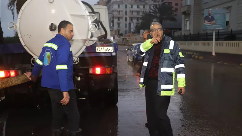 متابعة ميدانية لرئيس شركة الصرف الصحي بالإسكندرية بمنطقة شرق أثناء النوة