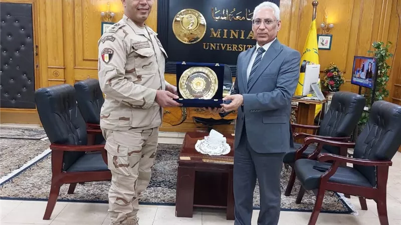 جامعة المنيا تكرم مدير إدارة التربية العسكرية تقديرًا لدوره في تعزيز الوعي والانتماء الوطني 