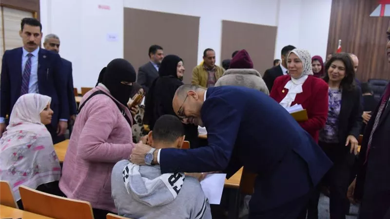 وزير العمل يُسلِّم 20 عقد عمل لذوي الهمم