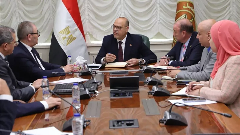 وزير العمل يبحث مع غرفة صناعة الملابس دعم الاستثمار وتعزيز السلامة المهنية