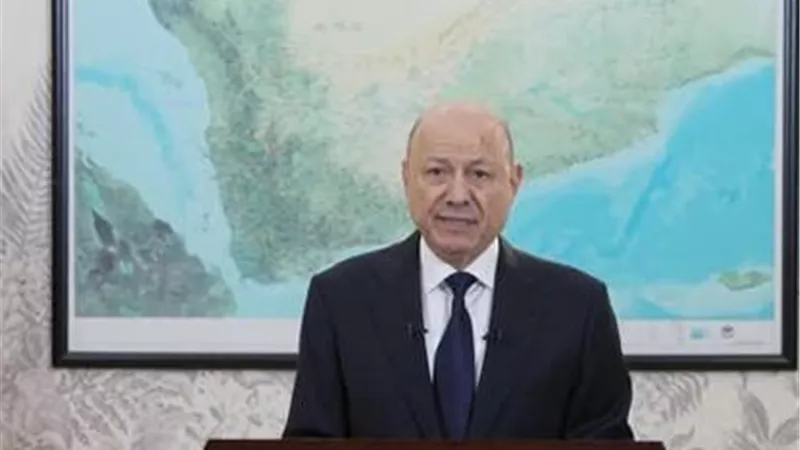 العليمي يراقب تسليم المعسكرات في حضرموت ويقود مسار التهدئة وحماية المدنيين