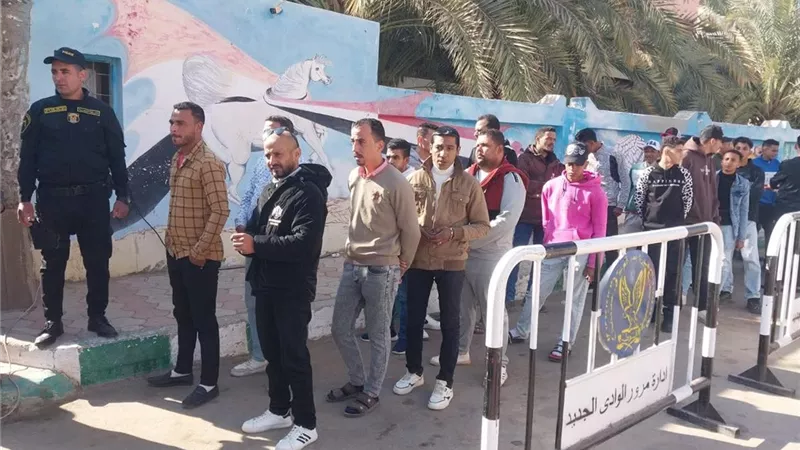 حضور لافت للشباب.. توافد الناخبين بالوادي الجديد للتصويت في جولة الإعادة بانتخابات النواب