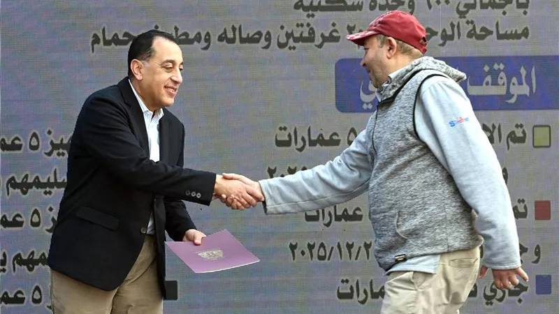 خطوة جديدة نحو استقرار الشباب.. رئيس الحكومة يسلم عقود الوحدات السكنية في الطود