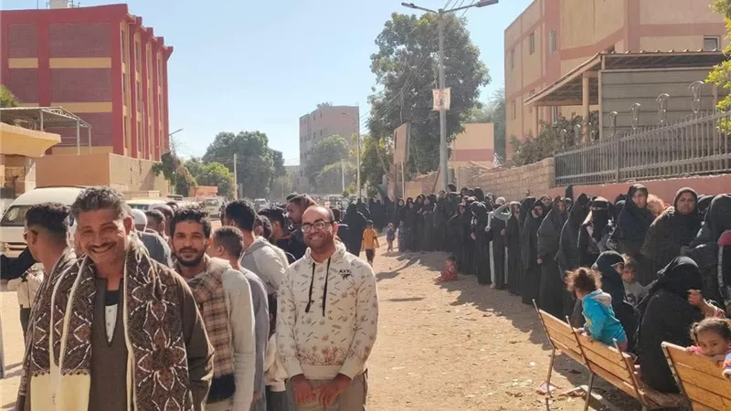 المرأة والشباب في المقدمة.. إقبال كثيف للناخبين على لجنة مدرسة النجوع بالأقصر