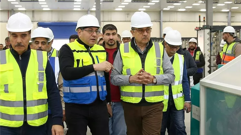 وزير قطاع الأعمال: منظومة صناعية حديثة تعيد الريادة للغزل والنسيج المصري
