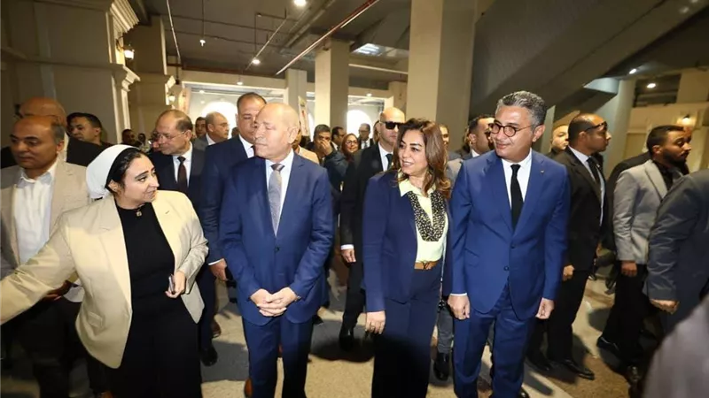 وزيرا التموين والتنمية المحلية يفتتحان سوق السلع الغذائية المخفضة بمنطقة السبتية