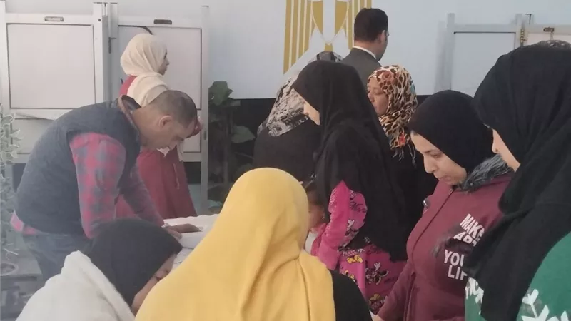 توافد الناخبين للإدلاء بأصواتهم في جولة الإعادة بانتخابات النواب بالإسكندرية